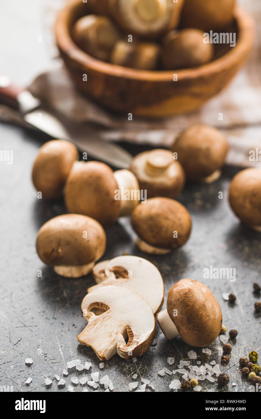 Tranches de champignon champignons frais sur une table de cuisine. Banque D'Images