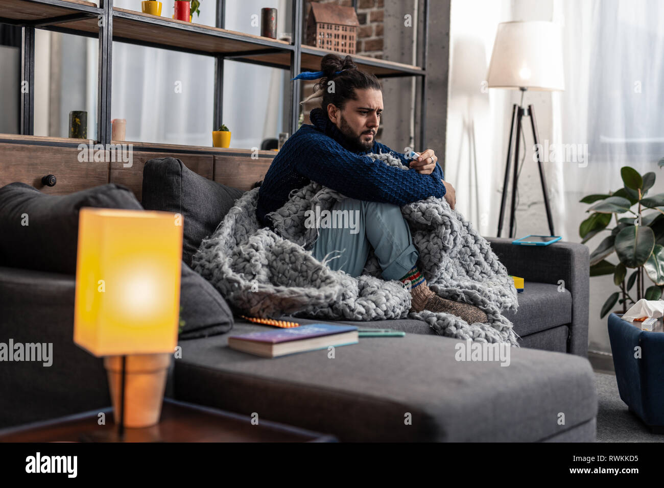 Jeune homme malades déprimés atteints de grippe aviaire Banque D'Images