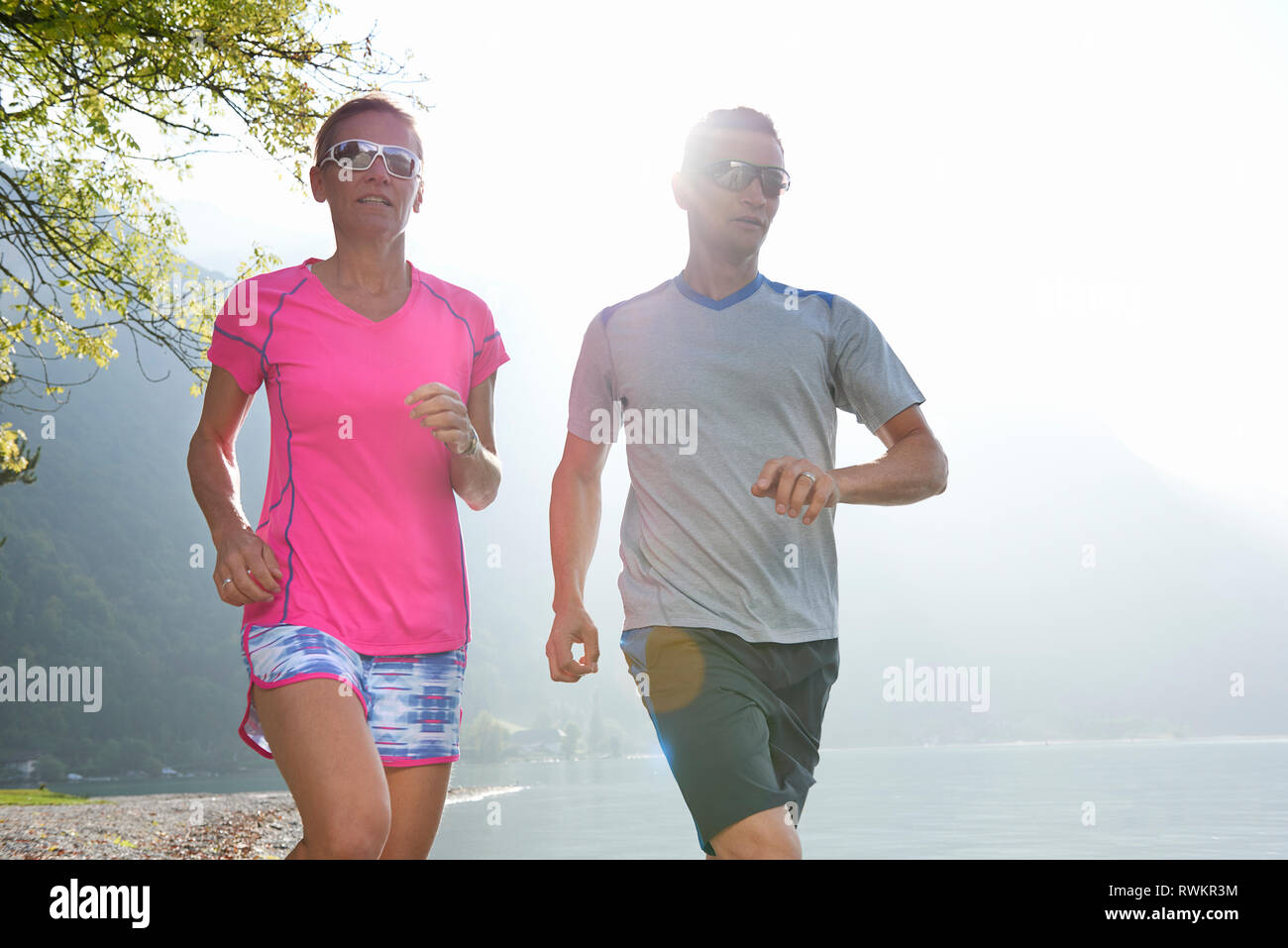 Les coureurs d'exécution par le Lac d'Annecy, Annecy, France Banque D'Images