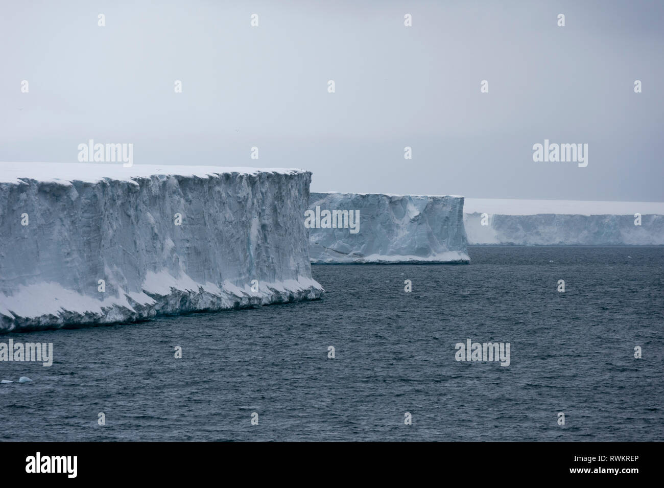 L'océan Arctique et de la glace falaises de calotte glacière, Austfonna, Nordaustlandet Svalbard, Norvège Banque D'Images
