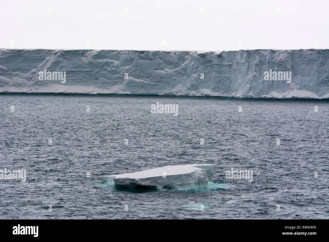 Océan Arctique et calotte glacière, Austfonna, Nordaustlandet Svalbard, Norvège Banque D'Images