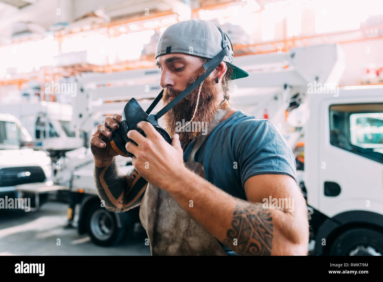 Ax bouilloire mise sur masque en atelier Banque D'Images Ax bouilloire mise sur masque en atelier Banque D'Images