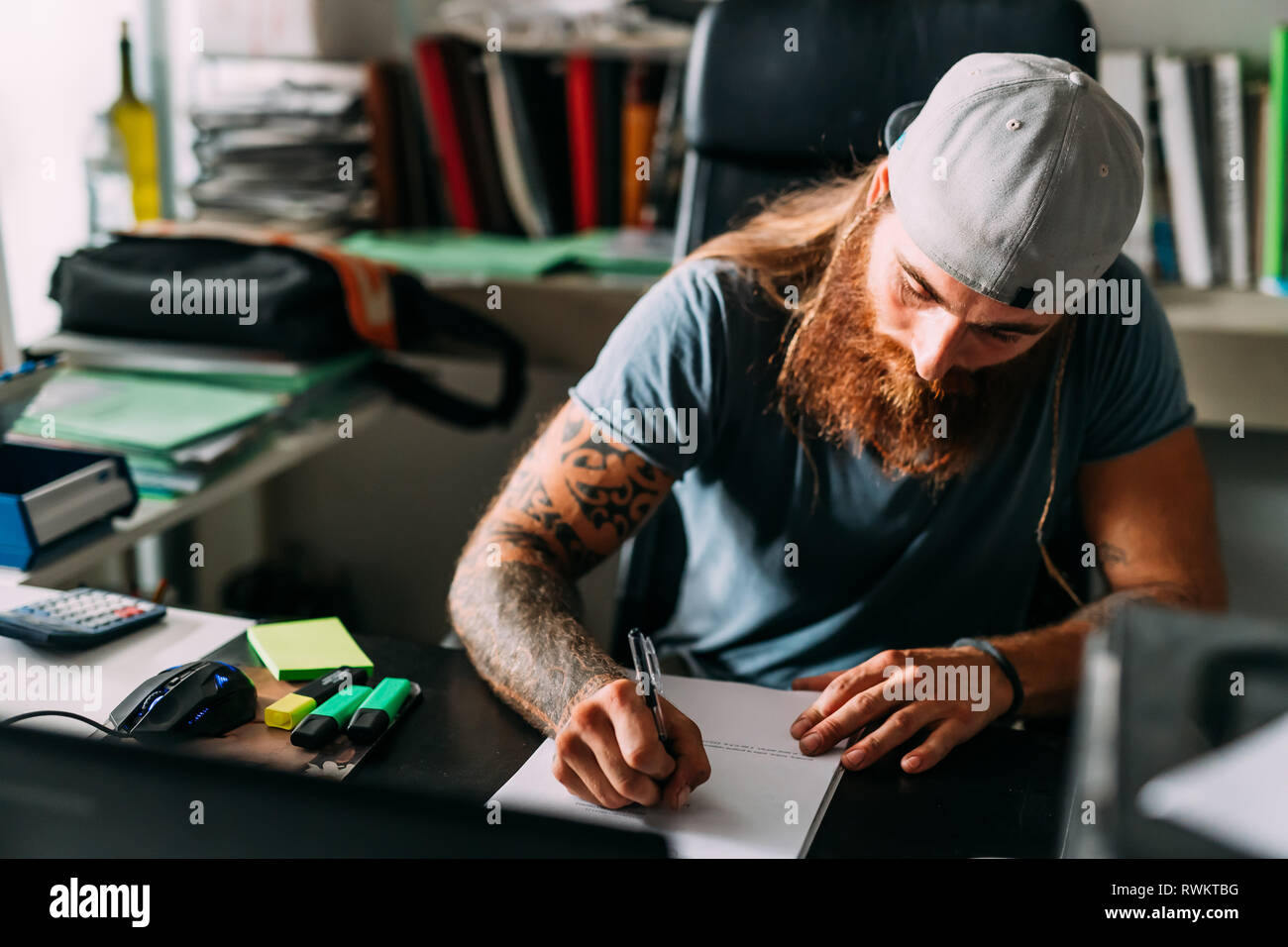 Propriétaire de petite entreprise doing paperwork in office Banque D'Images Propriétaire de petite entreprise doing paperwork in office Banque D'Images