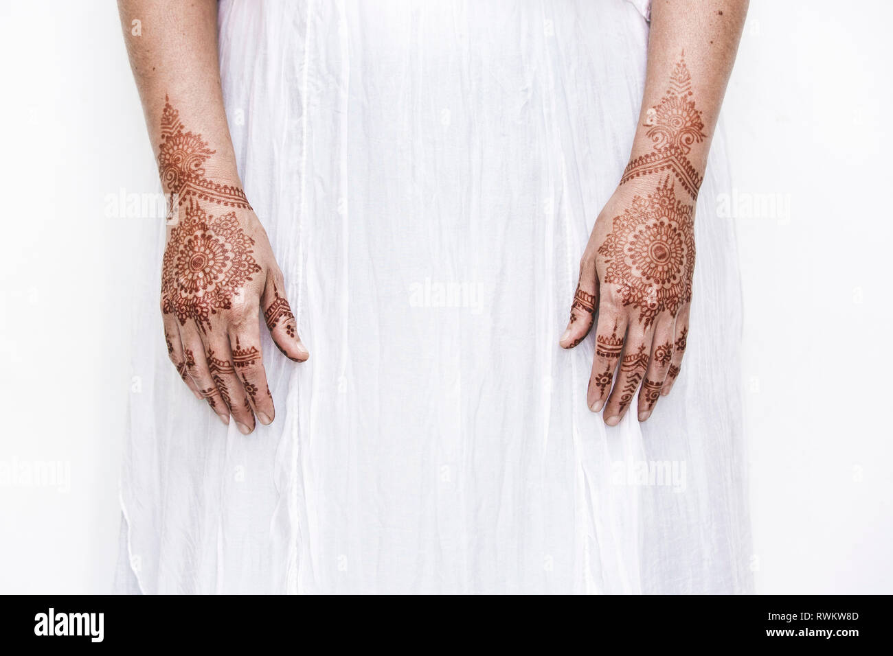 Femme en robe blanche avec tatouage au henné sur les mains Photo Stock -  Alamy