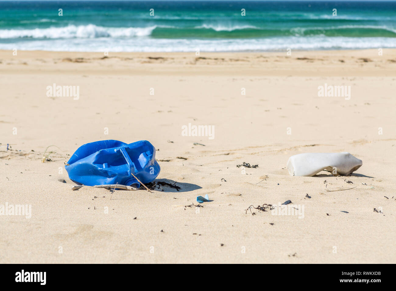 La pollution en plastique à l'océan Atlantique, l'île de Lewis, îles Hébrides, Ecosse, Royaume-Uni Banque D'Images