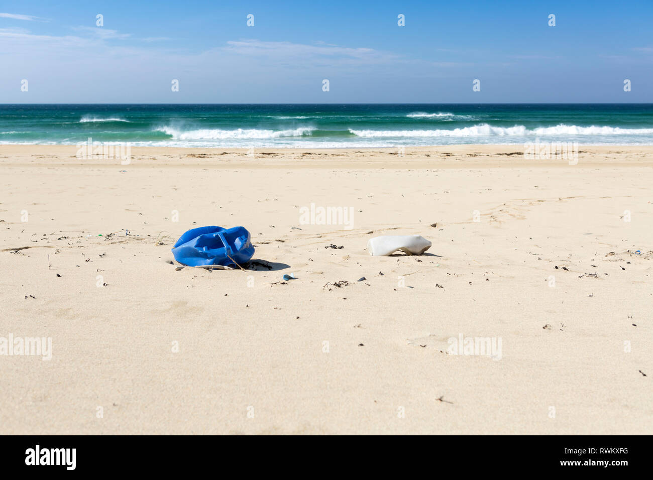 La pollution en plastique à l'océan Atlantique, l'île de Lewis, îles Hébrides, Ecosse, Royaume-Uni Banque D'Images