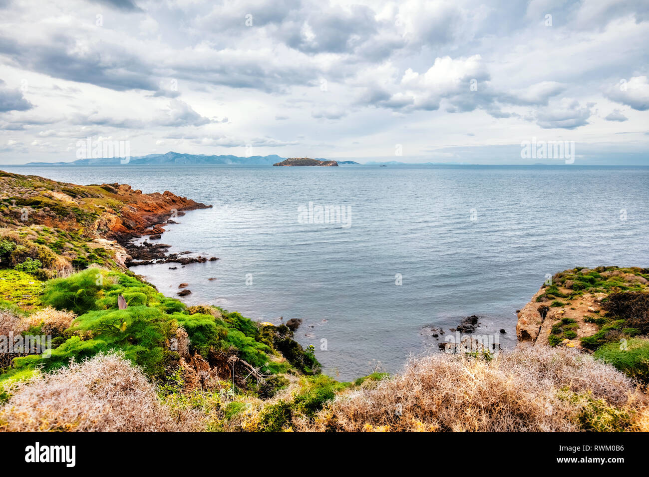 Vue de la baie de Moody Gumusluk Bodrum, Mugla, Turquie sur une journée d'hiver. Belle mer calme, prairie et ciel paysage. Banque D'Images