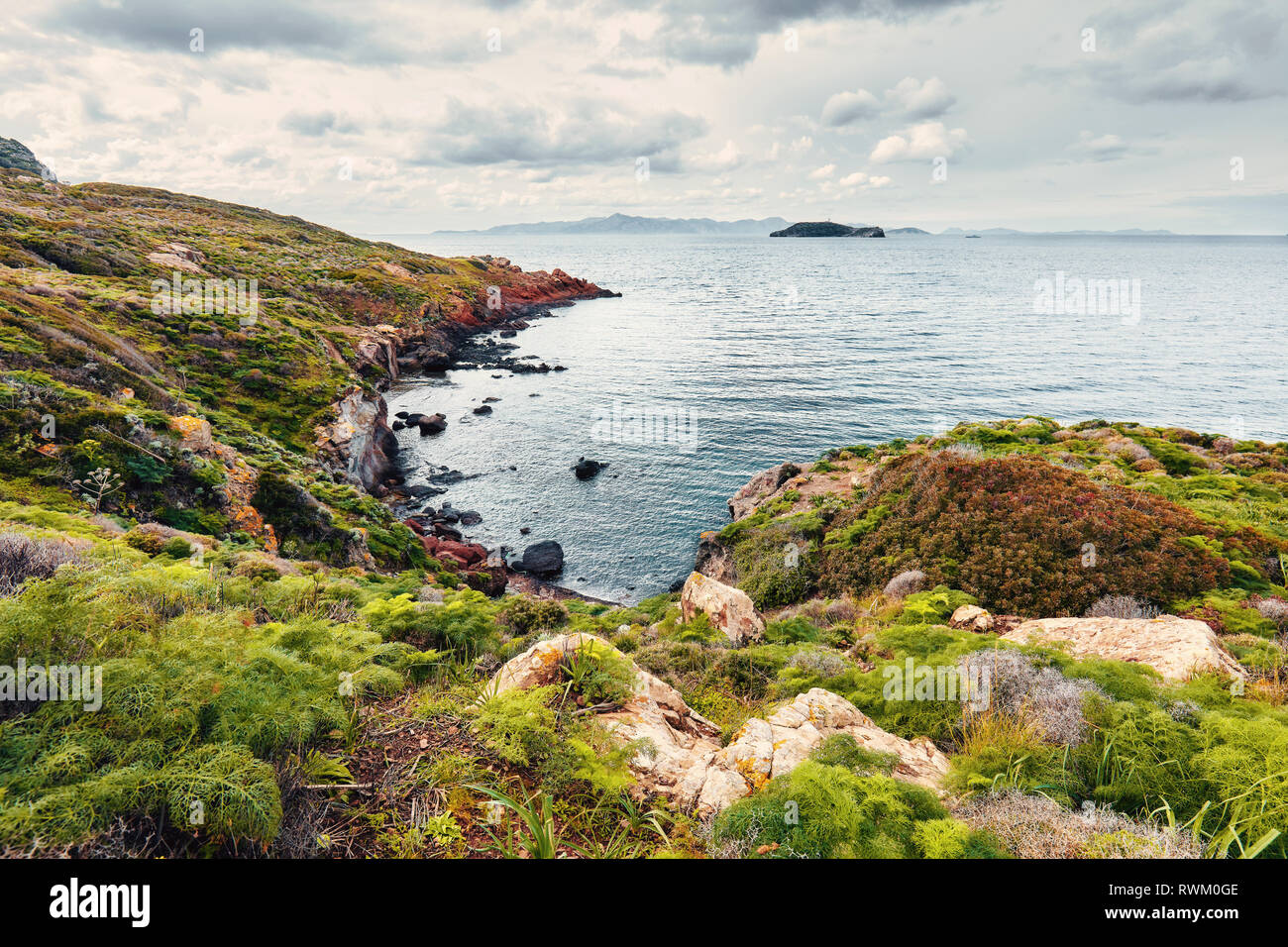 Vue de la baie de Moody Gumusluk Bodrum, Mugla, Turquie sur une journée d'hiver. Belle mer calme, prairie et ciel paysage. Banque D'Images