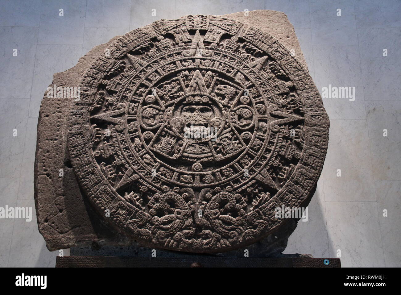 Piedra del Sol. Pierre de Soleil affiché dans le Musée National d'anthropologie de Mexico. Banque D'Images