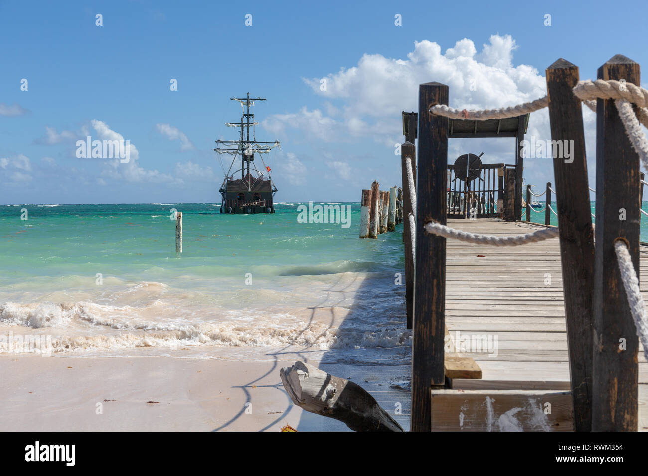 Bateau Pirate touristique, la plage de Bavaro Banque D'Images