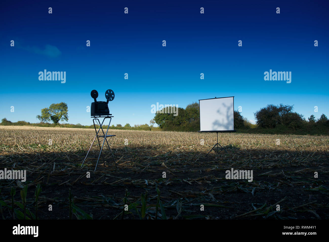 Cinéma rural de plein air. Un projecteur et l'écran se trouve dans un champ prêt pour les nuits montrant.. Banque D'Images