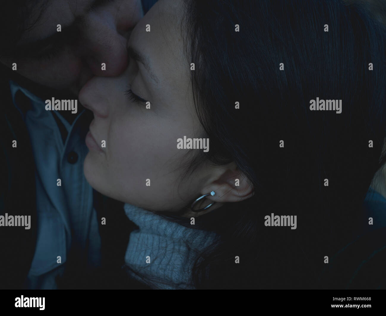 Homme Femme s'embrasser sur le nez, les yeux fermés Banque D'Images