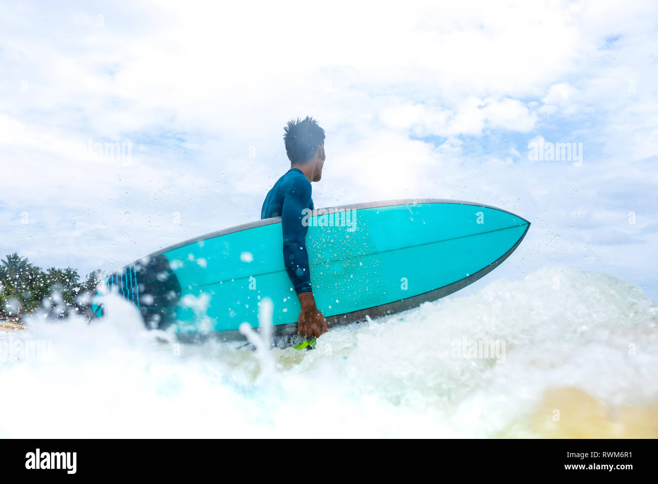 Surfer en action, Pagudpud, Ilocos Norte, Philippines Banque D'Images