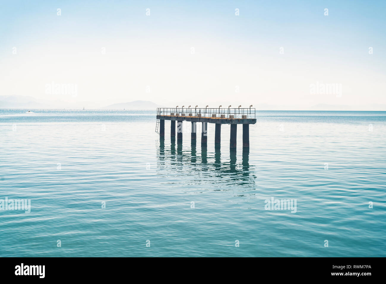 Plate-forme d'atterrissage de l'aéroport de Corfou en mer Méditerranée, Corfou, Corcyre, Grèce Banque D'Images