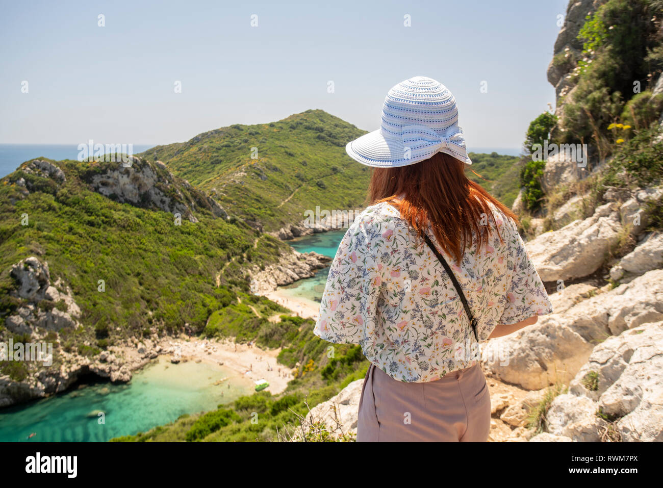 Tourist enjoying view sur falaise, Porto plage Timoni, Corfou, Corcyre, Grèce Banque D'Images