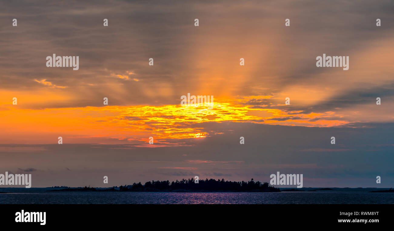 Coucher de soleil sur l'île recouverte de pins dans l'archipel de l'Île-30000 de la baie Georgienne, Ontario, Canada Banque D'Images