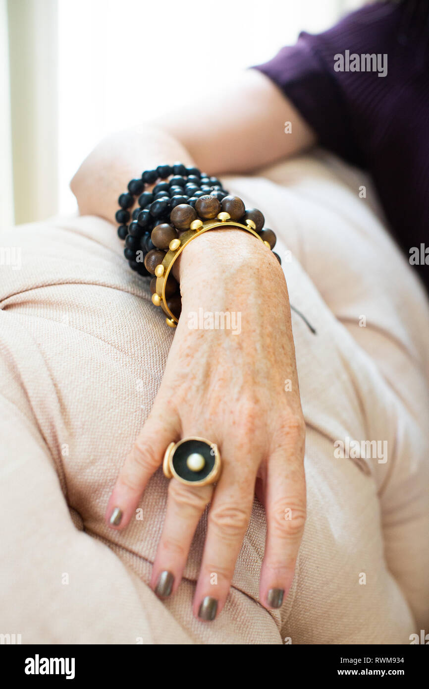 Femme mature chic portant des bracelets et bague, Close up of hand Banque D'Images