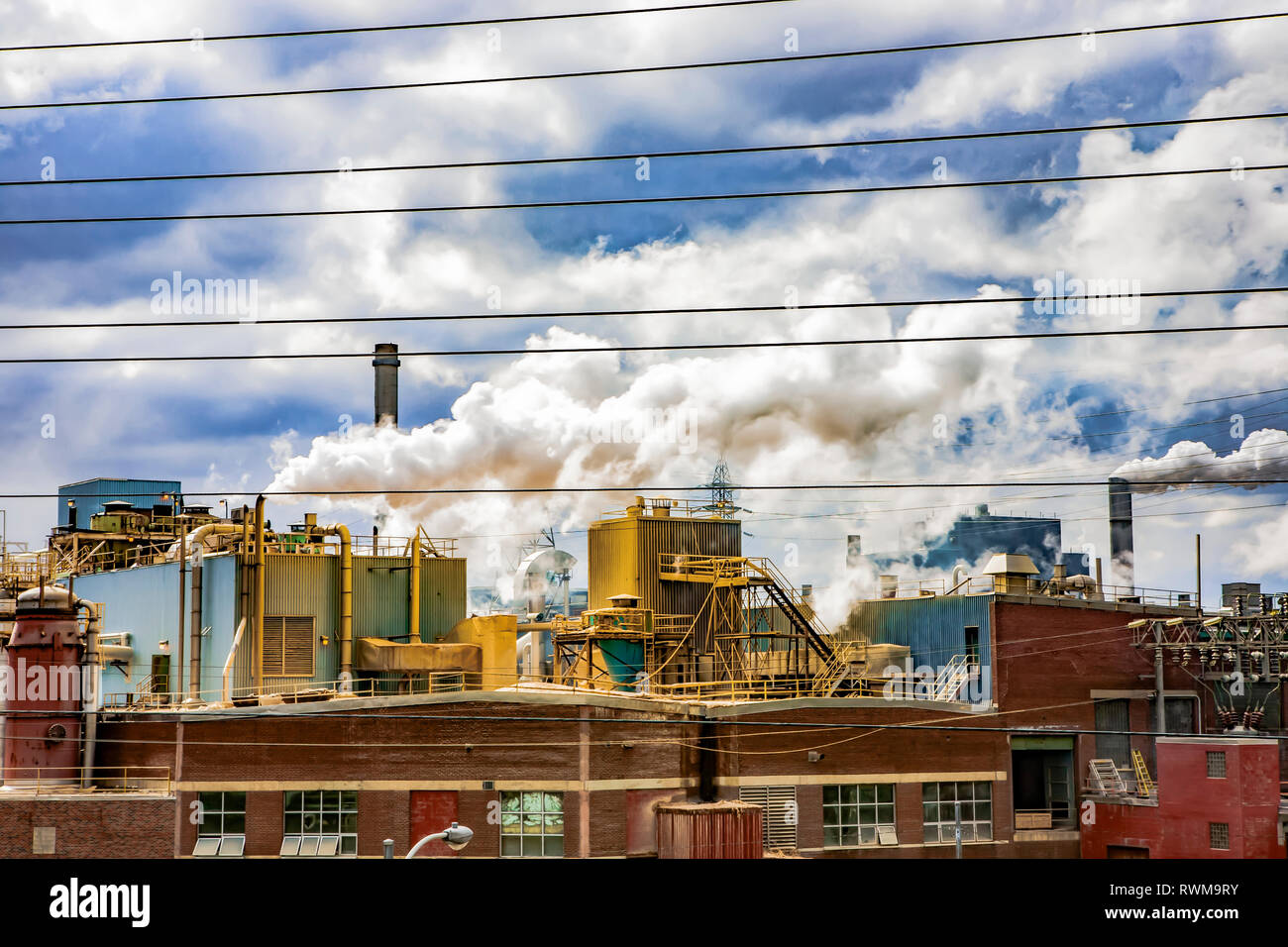 Pulp mill avec cheminées, à St John, Nouveau-Brunswick, Canada Banque D'Images