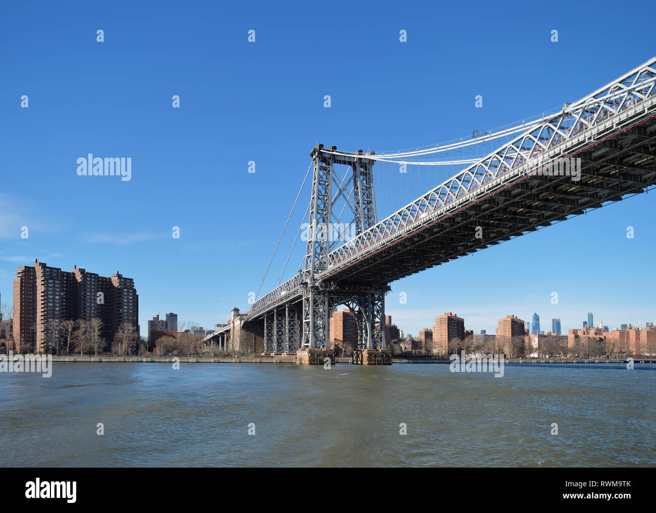 Vue sur le pont de Williamsburg à jour ensoleillé. Banque D'Images