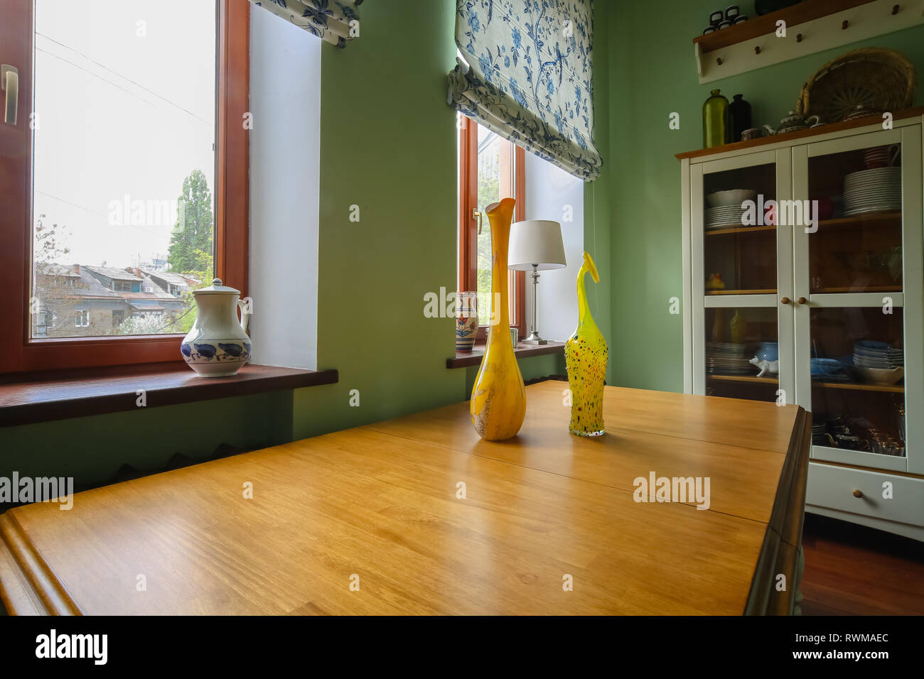Belle décoration moderne dans la cuisine avec des fleurs et des Belle décoration moderne dans la cuisine avec des fleurs et des