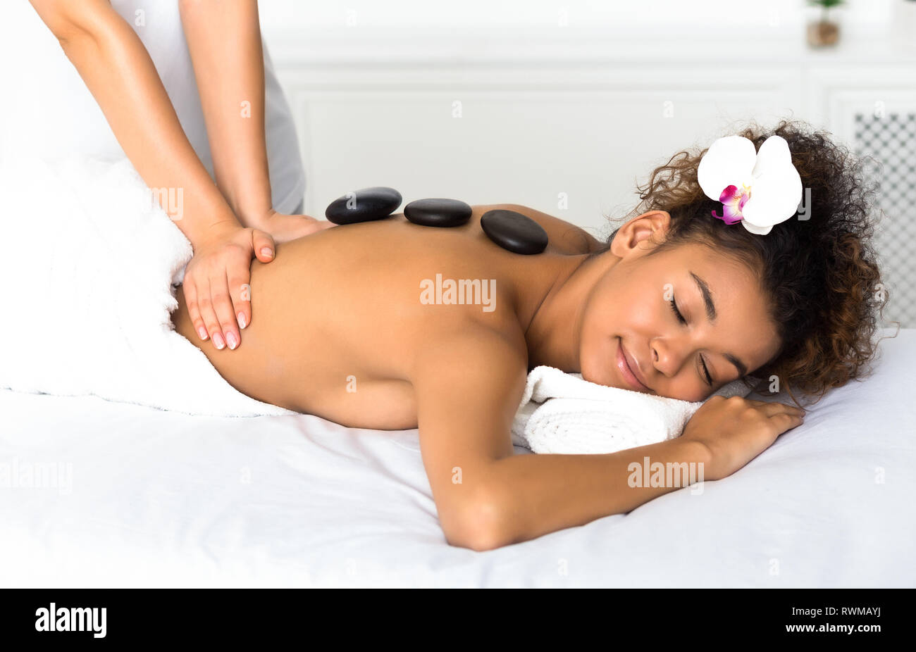 Stone massage. Massage coiffeur professionnel femelle Banque D'Images
