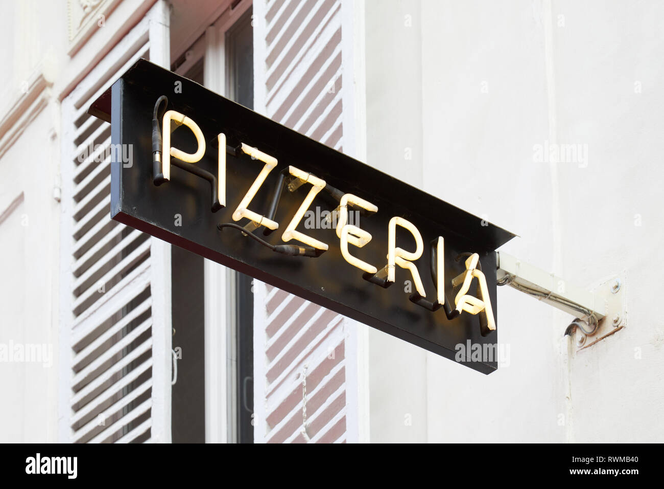 Pizzeria restaurant panneau noir avec texte lumineux blanc en Italie Banque D'Images