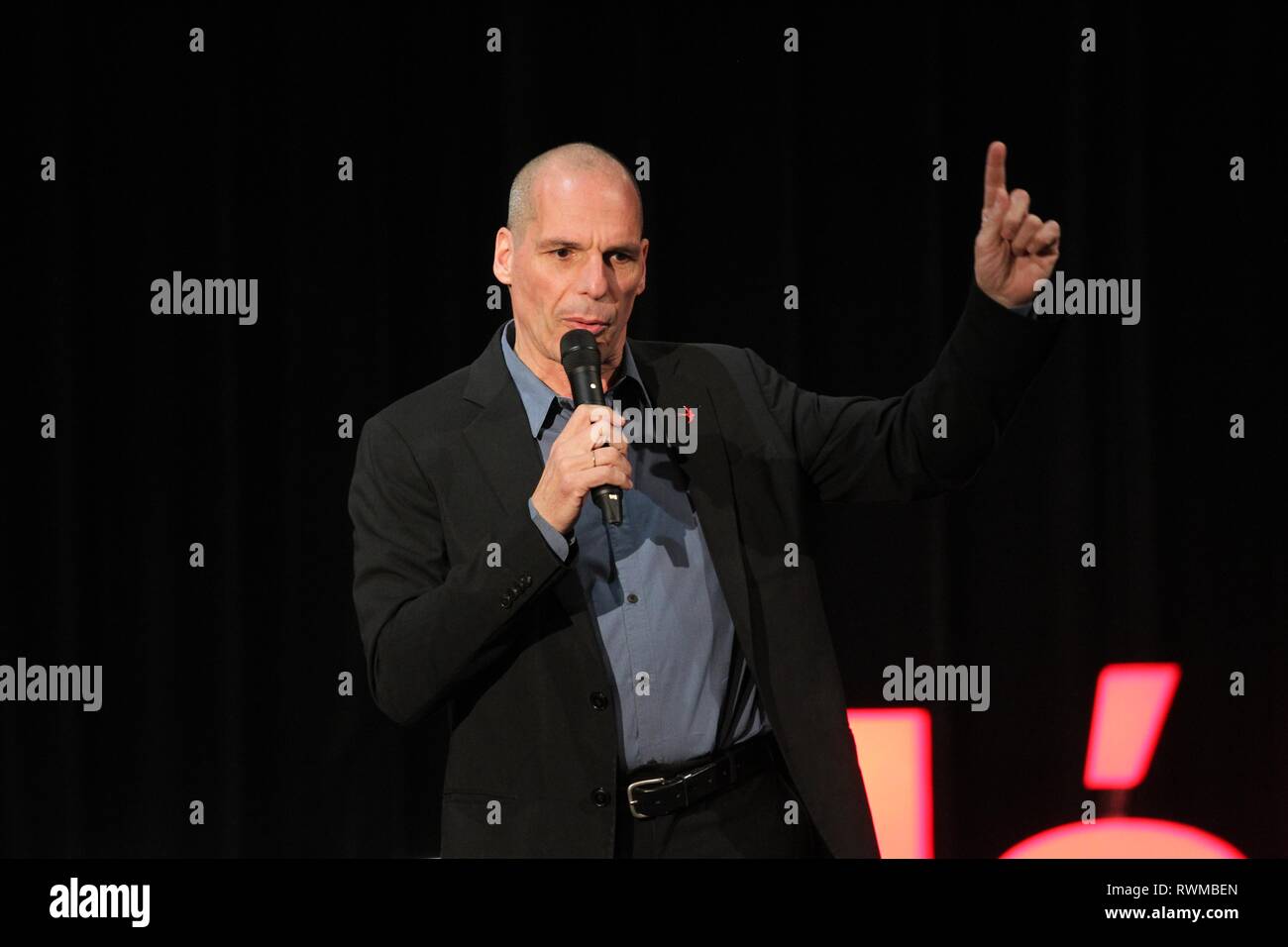 Ancien Ministre grec des finances, YANIS VAROUFAKIS présente les candidats pour le Parlement européen avec son parti DIEM 25 ÌÅÑÁ (25). Banque D'Images