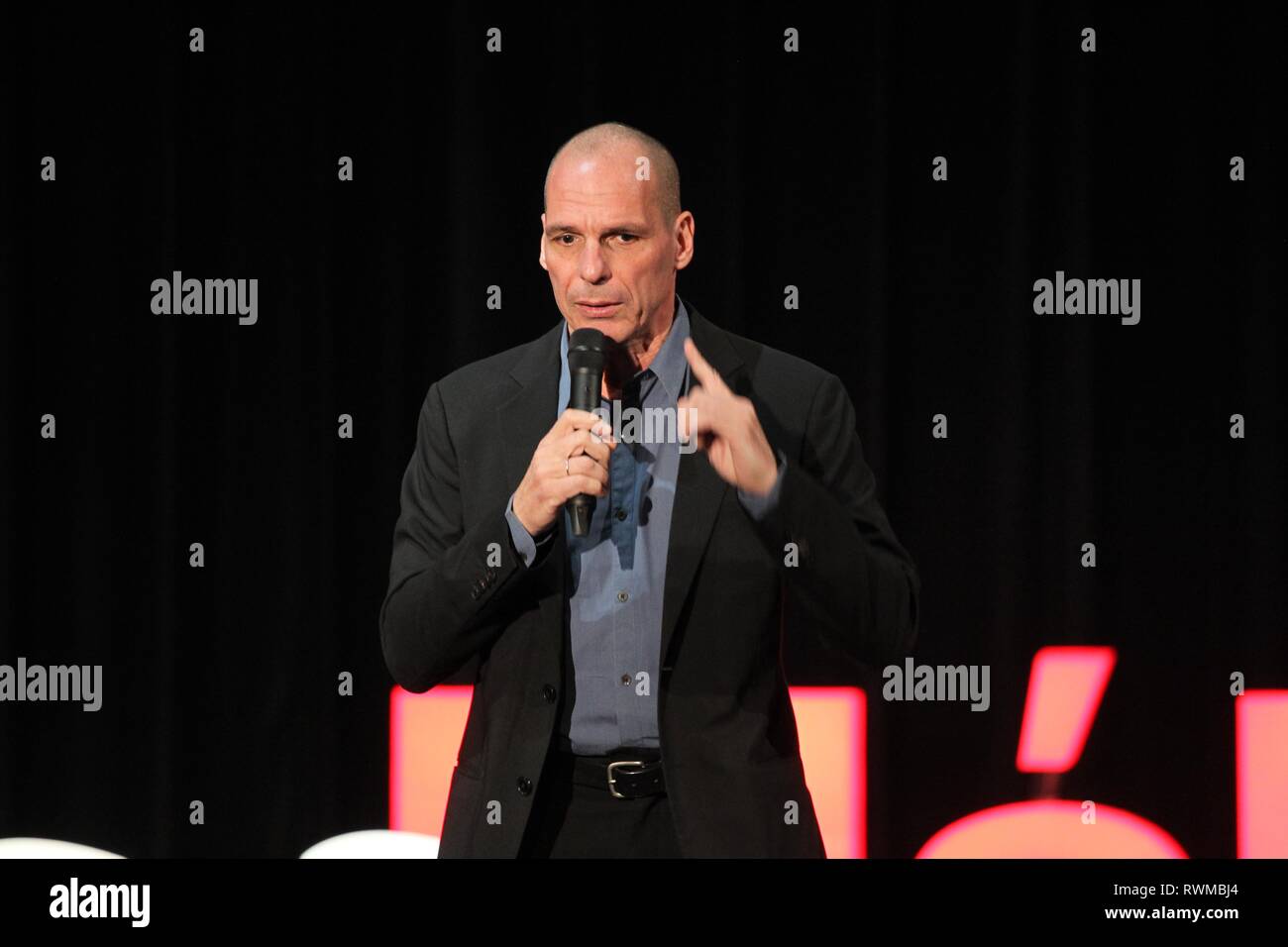 Ancien Ministre grec des finances, YANIS VAROUFAKIS présente les candidats pour le Parlement européen avec son parti DIEM 25 ÌÅÑÁ (25). Banque D'Images