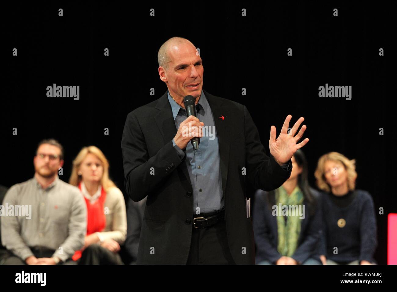 Ancien Ministre grec des finances, YANIS VAROUFAKIS présente les candidats pour le Parlement européen avec son parti DIEM 25 ÌÅÑÁ (25). Banque D'Images