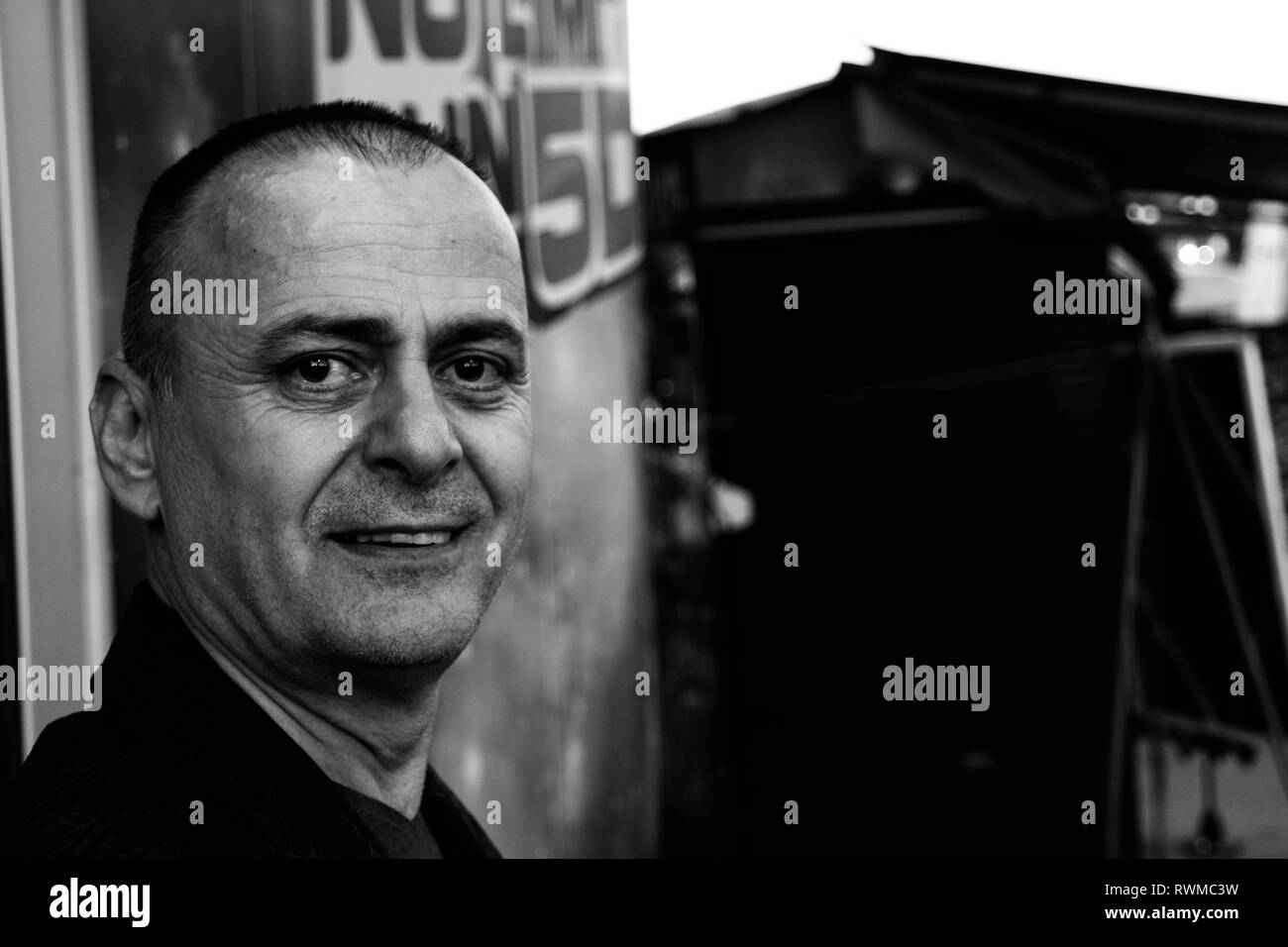 Homme d'âge moyen en noir et blanc Banque D'Images