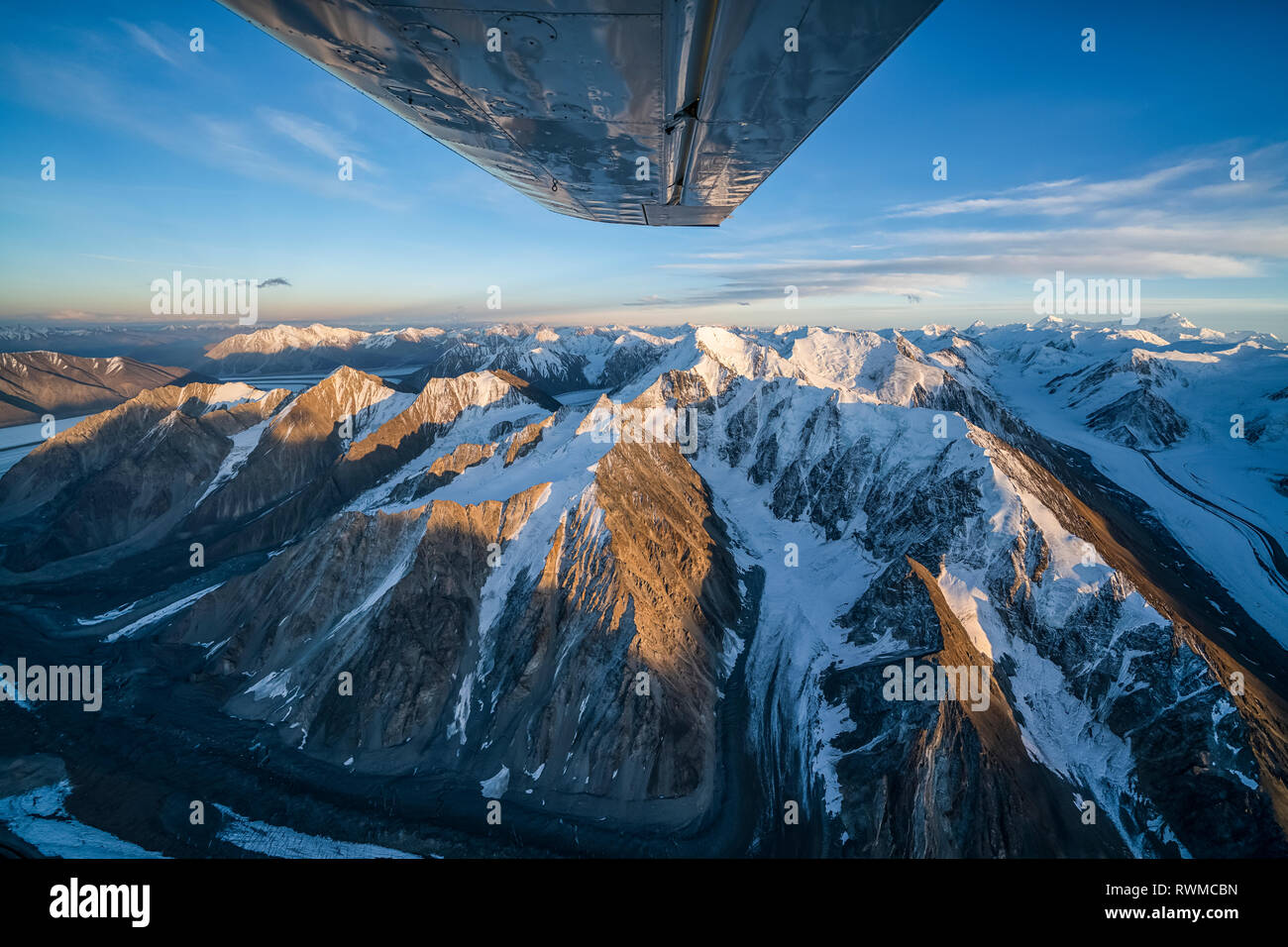 De l'image aérienne Saint Elias dans le parc national et réserve de parc avec vue sur le bas de l'aile d'un avion Banque D'Images