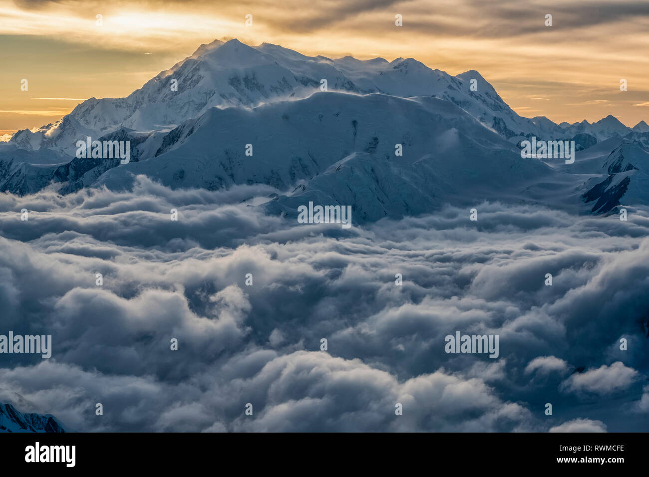 De l'image aérienne Saint Elias dans la réserve de parc national Kluane. C'est le mont Logan, la plus haute montagne au Canada Banque D'Images