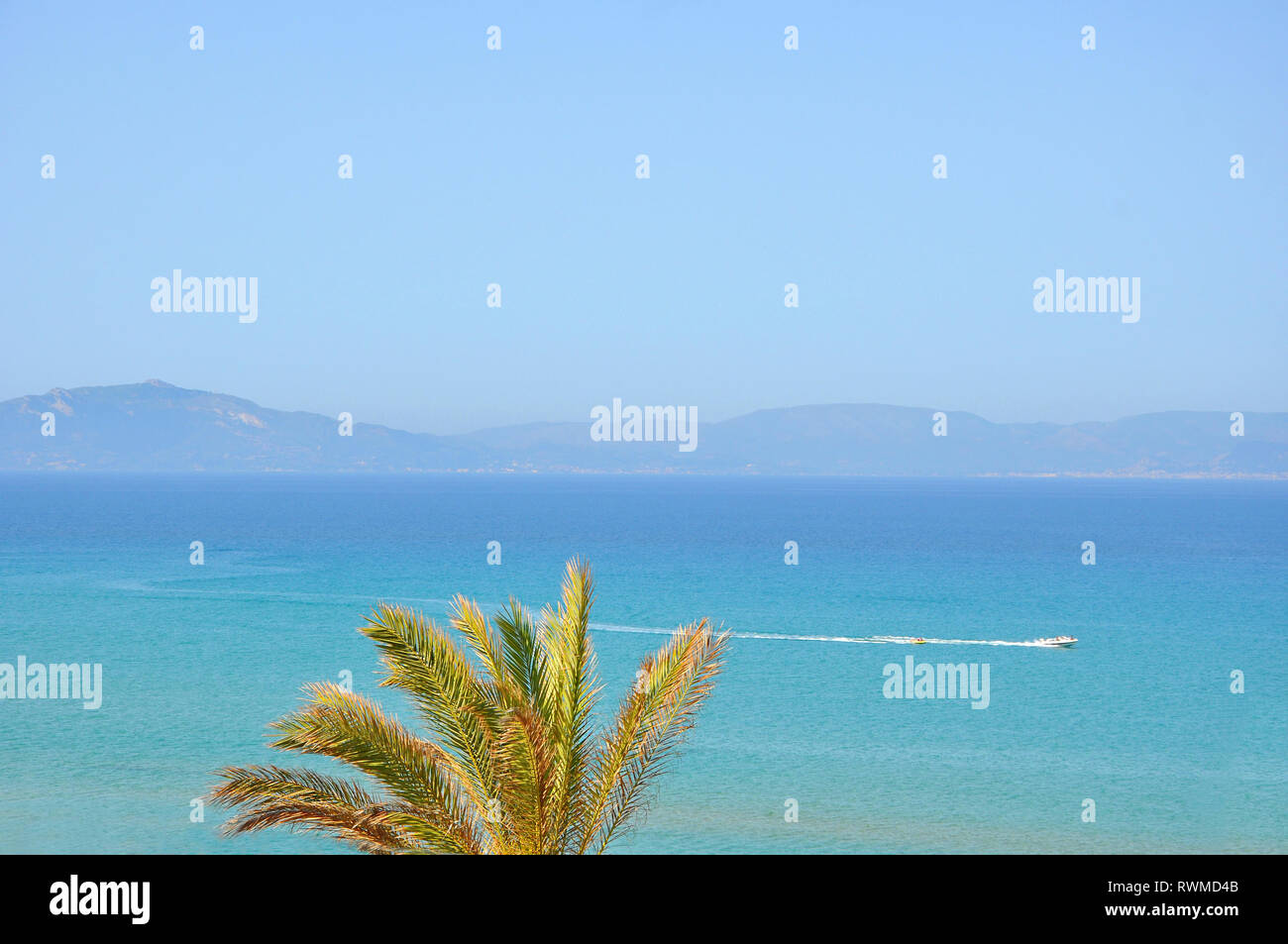 Haut de page Palm azur de l'eau donnant sur la mer Méditerranée et les montagnes en Grèce Banque D'Images