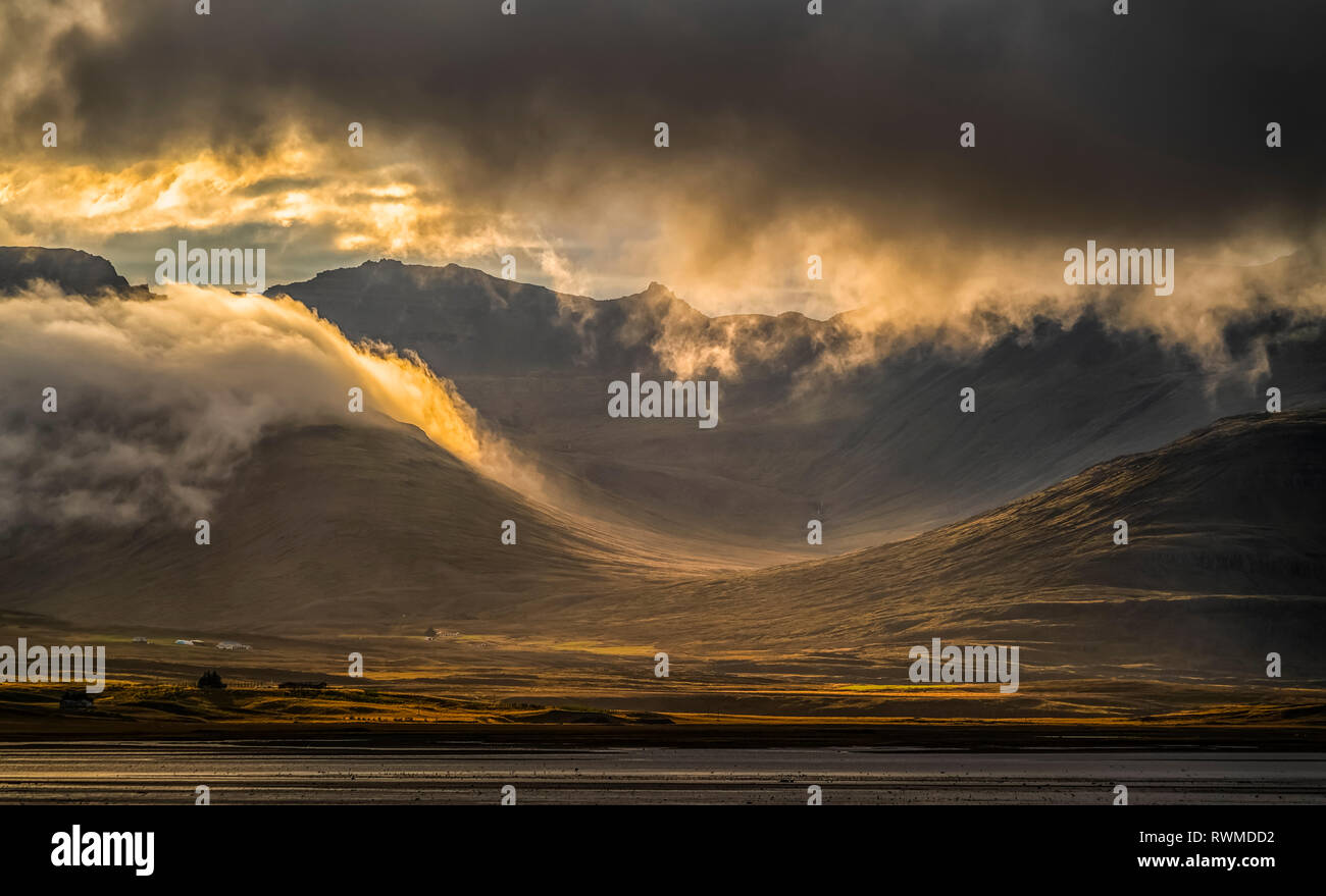 Beau coucher du soleil la lumière sur les Fjords de l'Est de l'Islande, Islande Banque D'Images