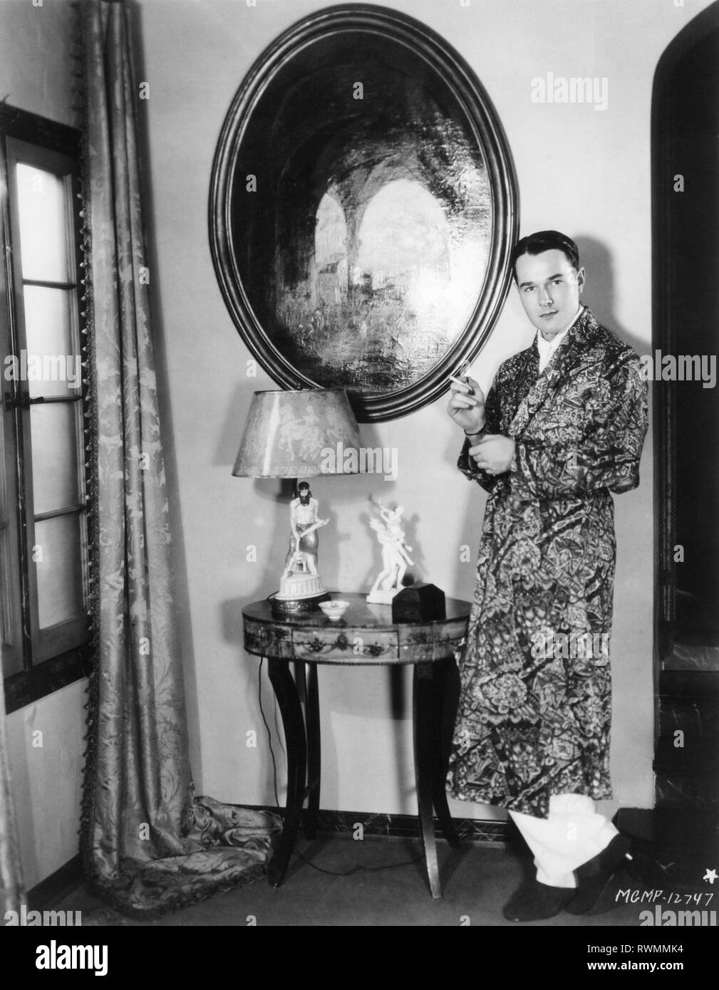 WILLIAM HAINES 1927 Portrait intégral par RUTH HARRIET LOUISE à son HOLLYWOOD Accueil Metro Goldwyn Mayer Silent / Early Sound Movie Star Interior Designer Banque D'Images