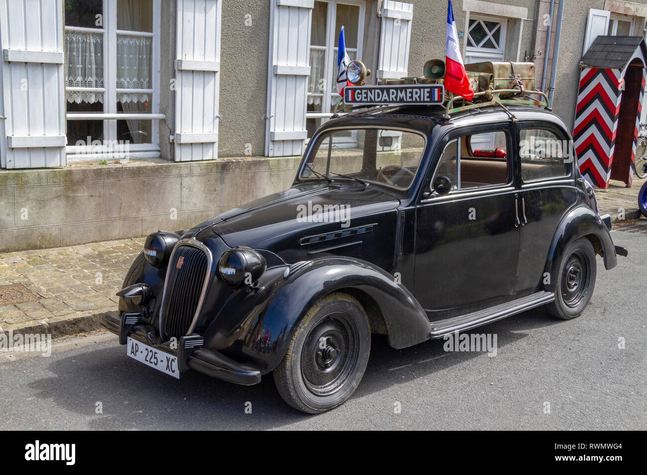 Une licence Fiat Simca Gendarmerie (Police Française) voiture à Sainte-Marie-du-Mont, Normandie, France. Banque D'Images