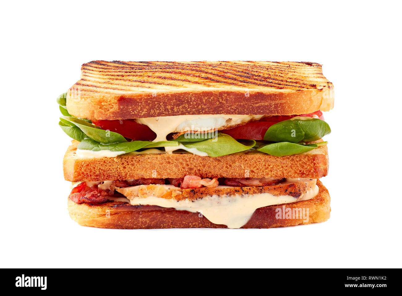 Club sandwich juteux avec du poulet et du bacon sur blanc Banque D'Images