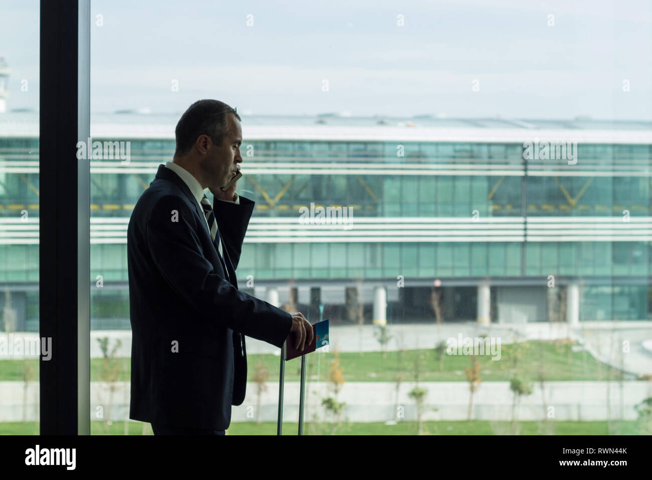 L'homme d'affaires de passagers à l'aéroport de parler avec téléphone Banque D'Images