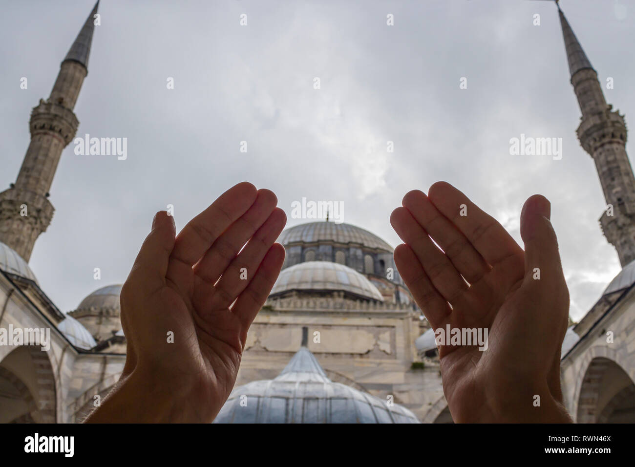 Les mains en prière musulmane mosquée et minaret, contexte Banque D'Images