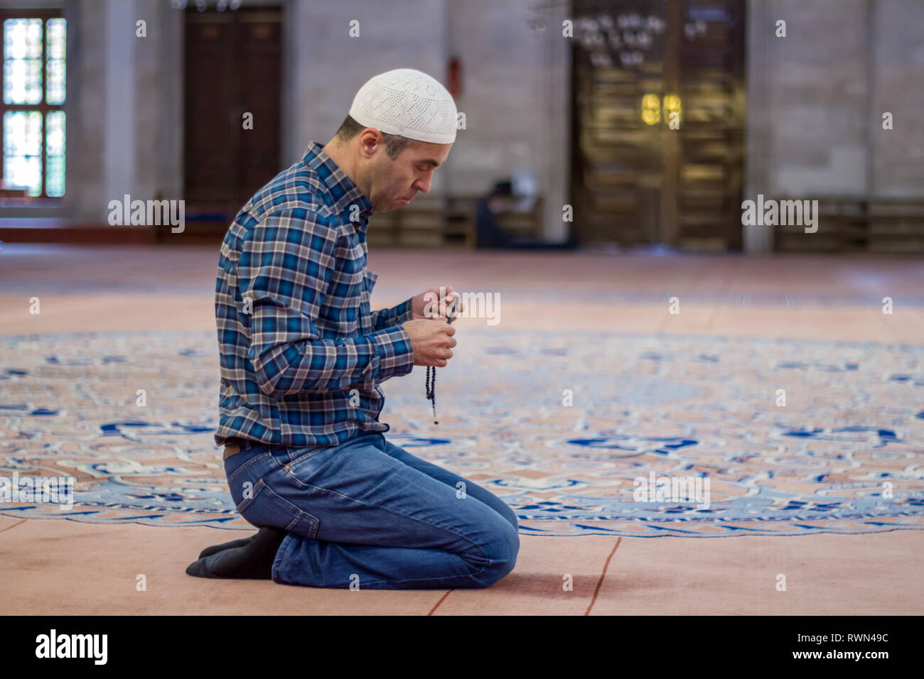 L'homme musulman à la mosquée, le culte avec chapelet ou rosaire Banque D'Images