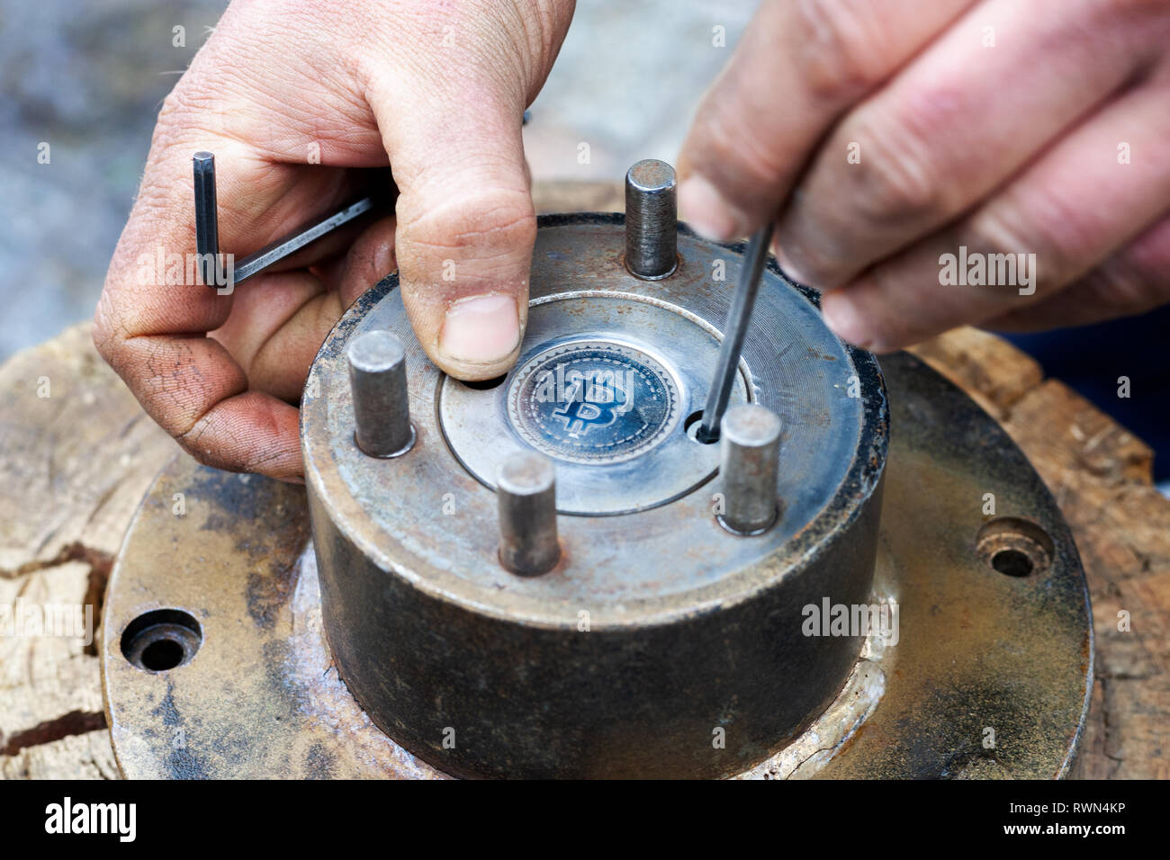 Bitcoin vierge cliche pour forgeron forge. metal modèle bitcoin btc coin de réels. Banque D'Images