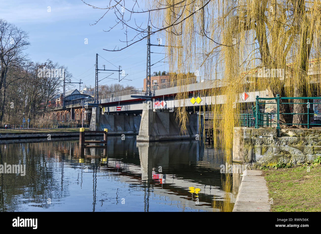 Berlin, Allemagne - 17 Février 2019 : remblai Bellevue Ufer de la Spree avec le pont ferroviaire à poutre-caisson en acier Bellevue. Banque D'Images