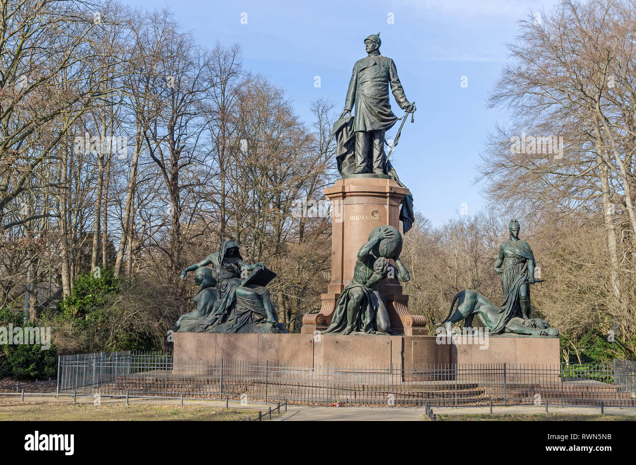 Berlin, Allemagne - 17 Février 2019 : Mémorial Bismarck représentant le premier chancelier de l'Empire qui se tenaient au-dessus des statues d'Atlas, l'épinglage Germania Banque D'Images