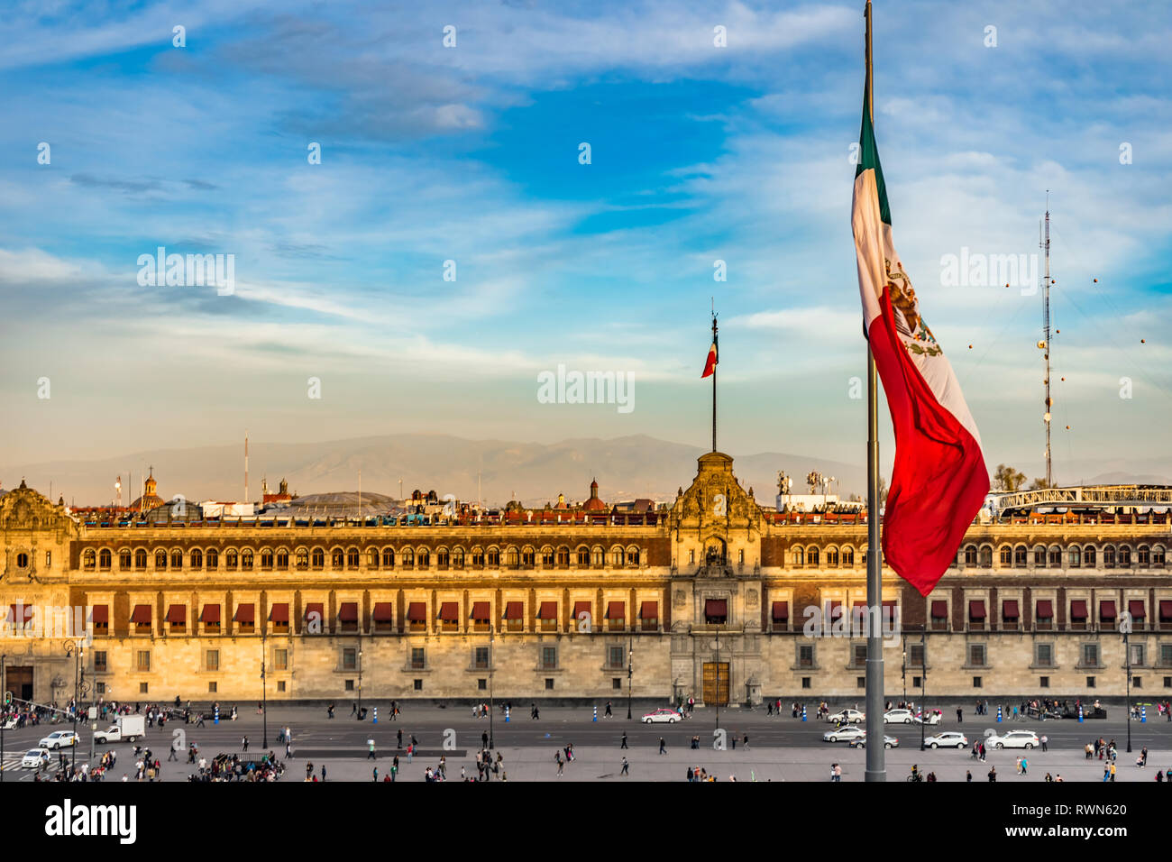 Drapeau national du Palais présidentiel mexicain Balcon Monument Zocalo Mexico Mexique. Palais construit par Cortez dans années 1500. Balcon où le président du Mexique Banque D'Images
