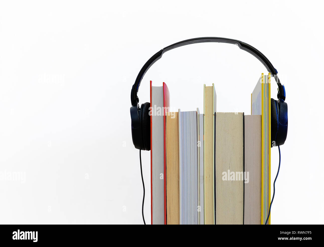 Livres et d'écouteurs. Livre audio concept. Écouteurs et livres sur fond blanc avec l'espace pour votre texte Banque D'Images