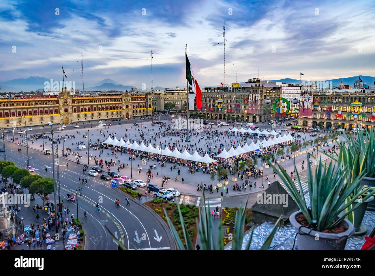 Drapeau national du Palais présidentiel mexicain Balcon Monument Zocalo Mexico Mexique. Palais construit par Cortez dans années 1500. Balcon où le président du Mexique Banque D'Images