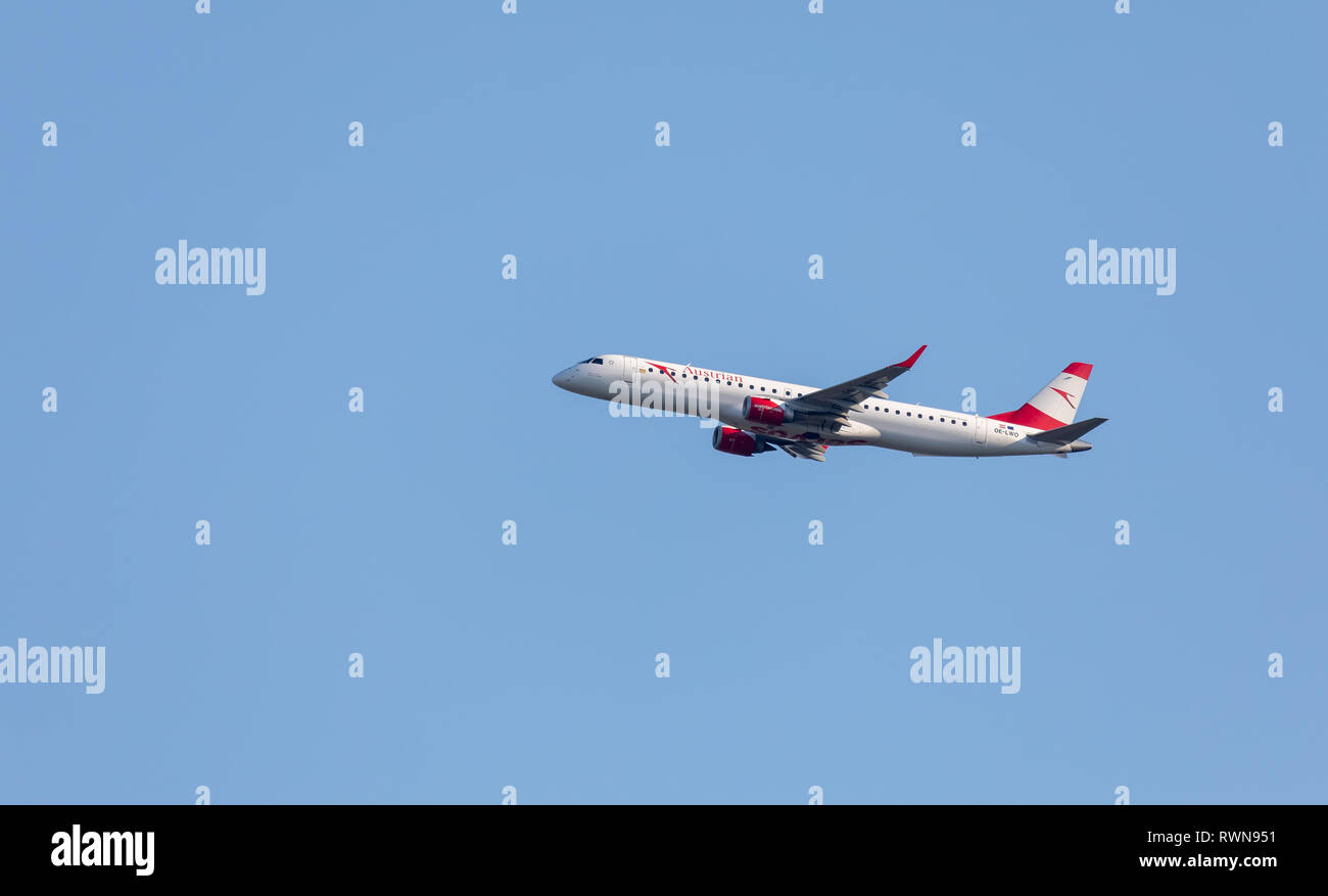 Bucarest/Roumanie - 05 août 2018 : Austrian Airlines OE-LWO - Embraer ERJ-195LR plain décollant de l'aéroport d'Otopeni Banque D'Images