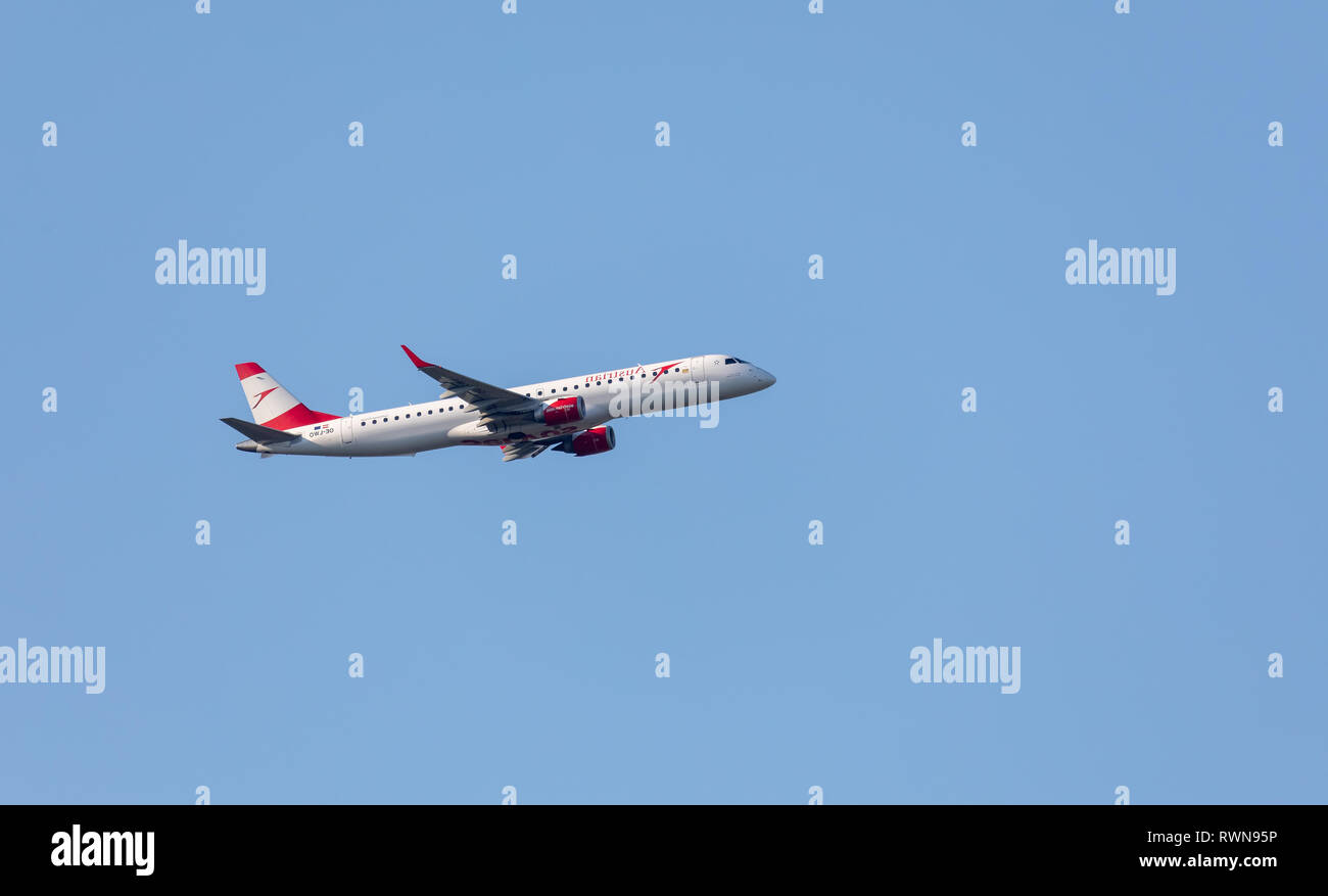 Bucarest/Roumanie - 05 août 2018 : Austrian Airlines plain décollant de l'aéroport d'Otopeni Banque D'Images