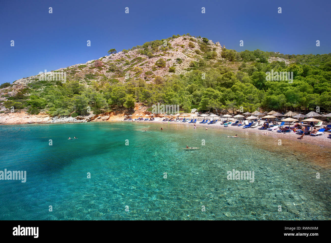 Hydra/Grèce - 02 juillet 2018 : Belle plage turquoise de Saranikos Banque D'Images