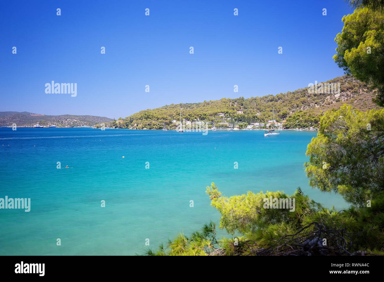 Voyager en Grèce. Vue spectaculaire sur l'une des plus belles plages de l'île de Poros. Des vacances d'été Banque D'Images